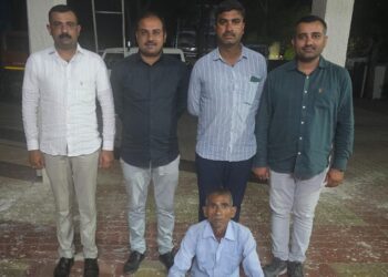 છેલ્લાં વીસ  વર્ષથી વચગાળાની રજા ઉપરથી ફરાર હત્યાના ગુન્હામાં આજીવન કેદની સજા ભોગવતાં પાકા કામના કેદીને ઝડપી લેતી ભાવનગર એલ.સી.બી પોલીસ