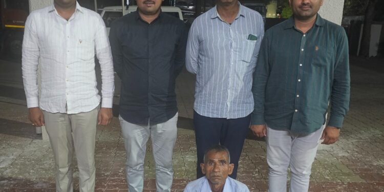 છેલ્લાં વીસ  વર્ષથી વચગાળાની રજા ઉપરથી ફરાર હત્યાના ગુન્હામાં આજીવન કેદની સજા ભોગવતાં પાકા કામના કેદીને ઝડપી લેતી ભાવનગર એલ.સી.બી પોલીસ