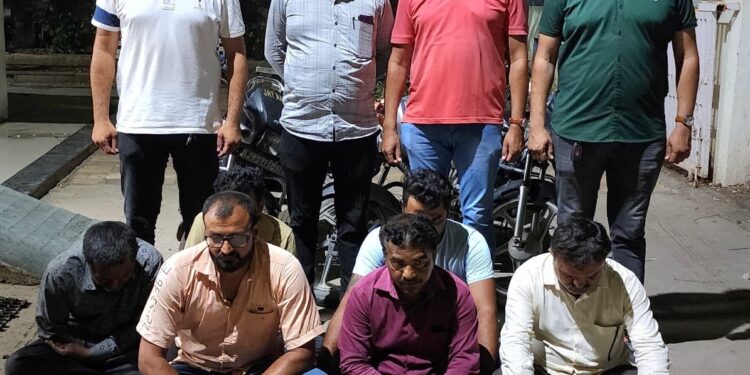 ગંજીપત્તાના પાના તથા રોકડ રૂ.૫૬,૧૦૦/-સહિત કુલ રૂ.૧,૩૧,૧૦૦/-ના મુદ્દામાલ સાથે ગંજીપત્તાનો હારજીતનો તીનપત્તીનો જુગાર રમતા કુલ-૦૬ શકુનીઓને ઝડપી પાડતી ભાવનગર લોકલ ક્રાઇમ બ્રાન્ચ