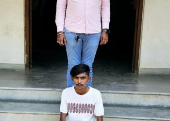 સુરત ગ્રામ્ય માં થયેલ ચોરી નો ફરાર નાસતો ફરતો આરોપી તેના ગામની બાજુમાંથી ઝડપાયો