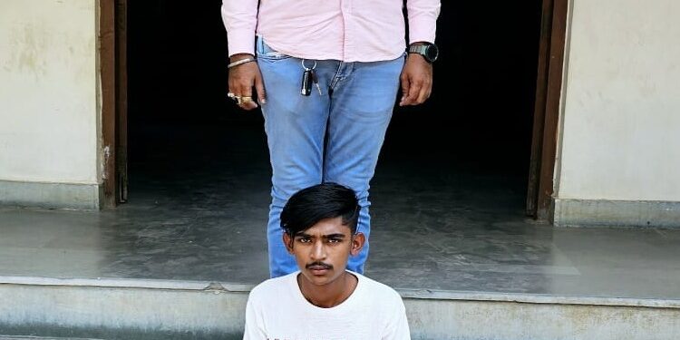સુરત ગ્રામ્ય માં થયેલ ચોરી નો ફરાર નાસતો ફરતો આરોપી તેના ગામની બાજુમાંથી ઝડપાયો