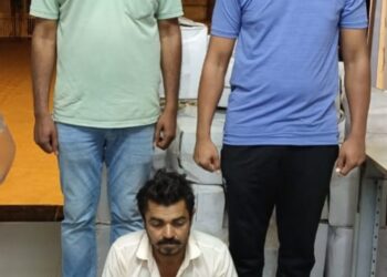 ઇંગ્લીશ દારૂની પેટી-૧૮૦ કિ.રૂ.૭,૧૨,૮૦૦/- સહિત કુલ રૂ.૭,૧૩,૩૦૦/-ના મુદ્દામાલ સાથે એક ઇસમને ઝડપી પાડતી ભાવનગર લોકલ ક્રાઇમ બ્રાન્ચ ટીમ