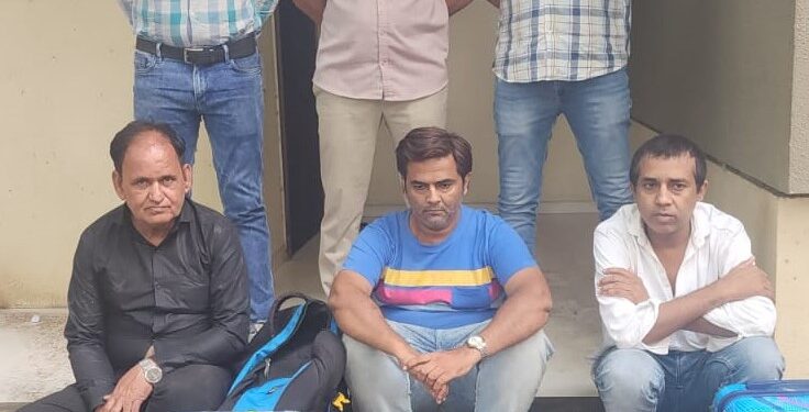 ભારતીય બનાવટના ઇંગ્લીશ દારૂની બોટલ નંગ-૪૮ કિ.રૂ.૩૫,૨૫૦/- સહિત કુલ રૂ.૪૧,૭૫૦/-ના મુદ્દામાલ સાથે કુલ-૦૩ ઇસમોને ઝડપી લેતી પેરોલ ફર્લો સ્કવોડ ભાવનગર.