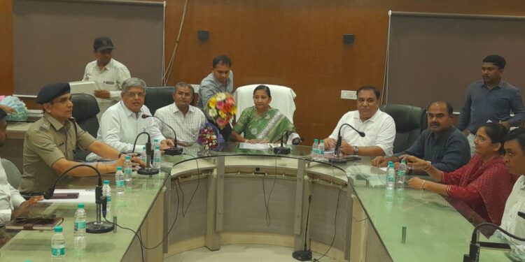 રાજ્યકક્ષાનાં કેન્દ્રીયમંત્રી અને ભાવનગરનાં સાંસદ શ્રીમતી નીમુબેન બાંભણીયાએ જિલ્લાનાં પદાધિકારીશ્રી અને અધિકારીશ્રીઓ સાથે બેઠક કરી