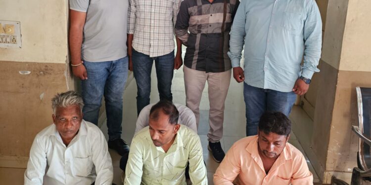 મહુવાના નેસવડ ગામ ખાતેથી ભીમ અગીયારસ ના એક દિવસ પહેલા હારજીતનો જુગાર રમતાં શકુનીઓ ઝડપાયા.