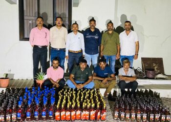 ભાવનગર લોકલ ક્રાઇમ બ્રાન્ચ સપાટો ટ્રકમાં ભરેલ લોખંડના દાણાની આડમાં ભાવનગરમાં ઘુસાડવામાં આવતાં ભારતીય બનાવટની ઇંગ્લીશ દારૂ નો મોટો જથ્થો ઝડપી પાડયો