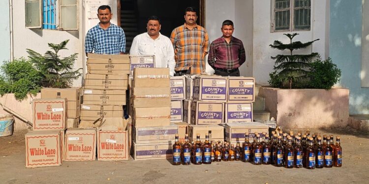 દાઠા પોલીસ સ્ટેશન વિસ્તાર માંથી ભારતીય બનાવટનાં ઇંગ્લીશ દારૂની નાની-મોટી બોટલ નંગ-૧૪૦૫ મળી કિ.રૂ.૩,૦૦,૧૦૦/–ના મુદ્દામાલ ઝડપી પાડતી ભાવનગર લોકલ ક્રાઇમ બ્રાન્ચ