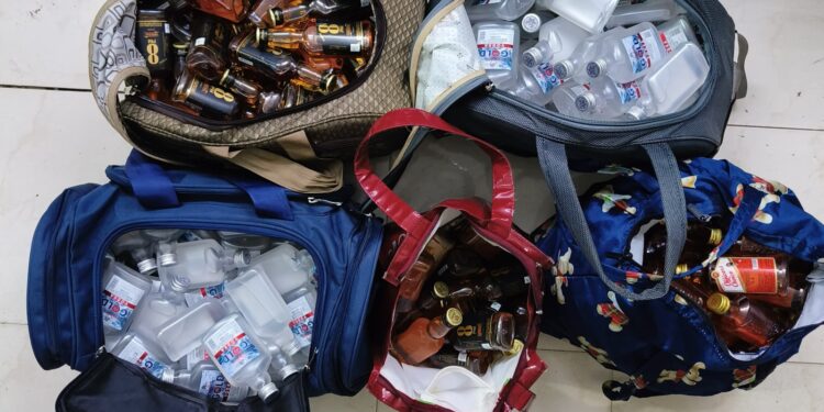 ચાર મહિલાઓ પાસેથી ભારતીય બનાવટનાં ઇંગ્લીશ દારૂની બોટલ નંગ-૩૧૨ કિ.રૂ.૩૪,૯૨૦/- સહિત કુલ રૂ.૩૫,૩૪૦/- નો મુદ્દામાલ ઝડપી પાડતી ભાવનગર લોકલ ક્રાઇમ બ્રાન્ચ