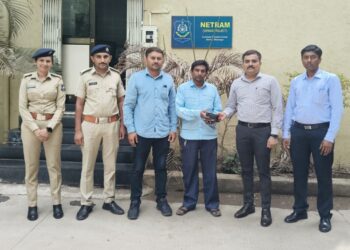 લાખો રૂપિયાના હીરા ના પેકેટ આશરે ૧૦૦ કેરેટ જેટલા હિરાના પેકેટ નંગ-૩૬ તેના મુળ માલિકને ગણતરીના કલાકોમાં પરત અપાવતી ભાવનગર પોલીસ