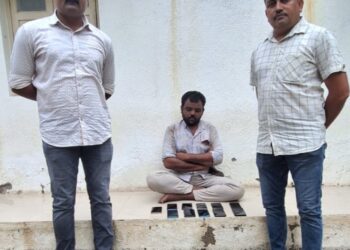 ચોરી કરેલા  ૧૧ મોબાઈલ સાથે એક ઈસમ ને ઝડપી લેતી ભાવનગર લોકલ ક્રાઇમ બ્રાન્ચ ની ટીમ