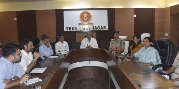 ભાવનગર જિલ્લામાં પ્રવેશોત્સવ-૨૦૨૪ના આયોજન સંદર્ભે જિલ્લા કલેક્ટરશ્રી  આર.કે.મહેતાના અધ્યક્ષસ્થાને બેઠક યોજાય.મુખ્યમંત્રી શ્રી ભૂપેન્દ્રભાઈ પટેલ વર્ચ્યુઅલી ઉપસ્થિત રહી માર્ગદર્શન આપ્યું.