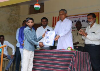 પાણી પુરવઠા મંત્રીશ્રી કુંવરજીભાઈ બાવળીયા એ પાલિતાણાની આદપુર વાડી પ્રાથમિક શાળા ખાતે શાળા પ્રવેશોત્સવનો પ્રારંભ કરાવ્યો.