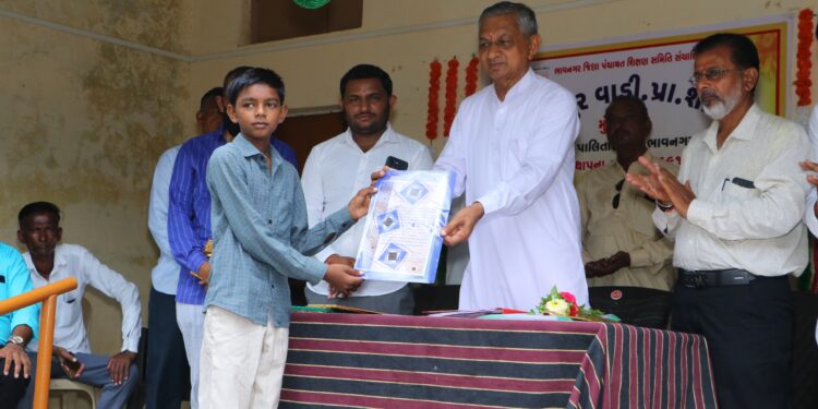 પાણી પુરવઠા મંત્રીશ્રી કુંવરજીભાઈ બાવળીયા એ પાલિતાણાની આદપુર વાડી પ્રાથમિક શાળા ખાતે શાળા પ્રવેશોત્સવનો પ્રારંભ કરાવ્યો.