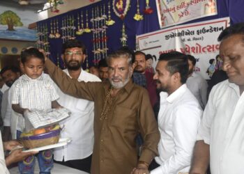 ભાવનગરની કોળિયાક અને હાથબ  પ્રાથમિક શાળામાં બાળકોને શાળા પ્રવેશ કરાવતા રાજ્યકક્ષાના મંત્રીશ્રી પરસોતમભાઇ સોલંકી