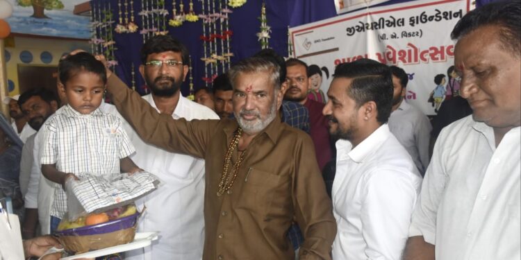 ભાવનગરની કોળિયાક અને હાથબ પ્રાથમિક શાળામાં બાળકોને શાળા પ્રવેશ કરાવતા રાજ્યકક્ષાના મંત્રીશ્રી પરસોતમભાઇ સોલંકી