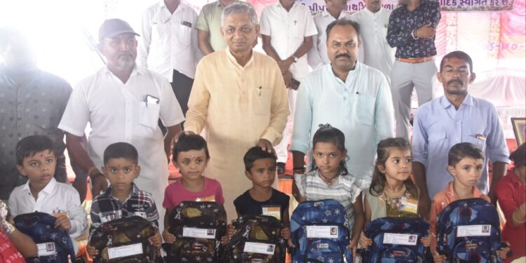 તળાજાના પીપરલા,સથરા અને અલંગવાડી વિસ્તારની શાળામાં ૩૮૪ ભૂલકાઓનું મંત્રીશ્રી કુંવરજીભાઈ બાવળીયાના હસ્તે નામાંકન કરાયું