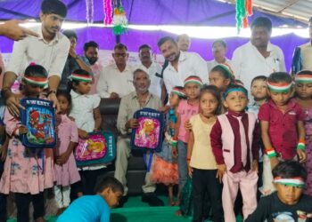 મત્સ્યોદ્યોગ અને પશુપાલન વિભાગના રાજ્યકક્ષાના મંત્રી શ્રી પરસોત્તમભાઇ સોલંકીએ ભાવનગરની મોરચંદ,રાણાધાર અને ભવાનીપરા પ્રાથમિક શાળામાં બાળકોને મીઠું મોં  કરાવી ભૂલકાંઓને શાળામાં પ્રવેશોત્સવ કરાવ્યો.