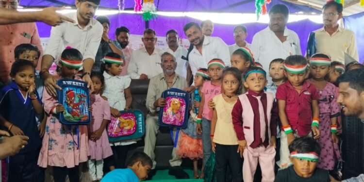 મત્સ્યોદ્યોગ અને પશુપાલન વિભાગના રાજ્યકક્ષાના મંત્રી શ્રી પરસોત્તમભાઇ સોલંકીએ ભાવનગરની મોરચંદ,રાણાધાર અને ભવાનીપરા પ્રાથમિક શાળામાં બાળકોને મીઠું મોં  કરાવી ભૂલકાંઓને શાળામાં પ્રવેશોત્સવ કરાવ્યો.