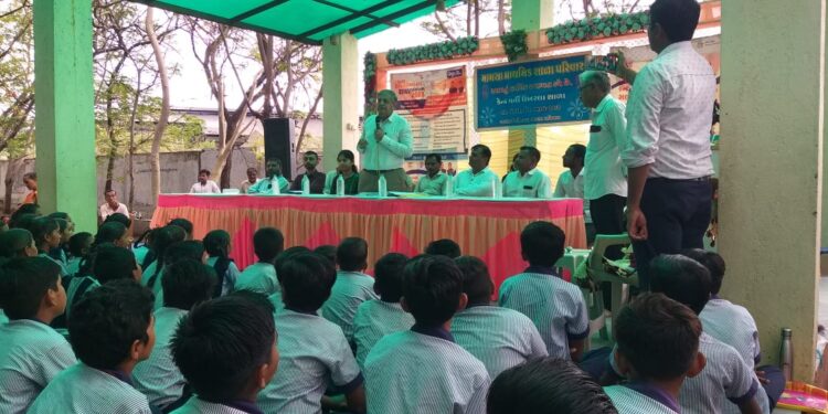 ઘોઘા તાલુકાની શાળાઓમાં શાળા પ્રવેશોત્સવ કરાવતા જિલ્લા કલેકટર શ્રી આર.કે.મહેતા