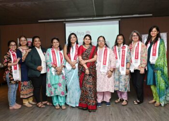 યુવિનના છ મહિના ની સફળતાનો ઉત્સવ!ફ્લોરલ થીમ પર યોજાઈ મીટીંગ