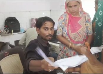 દાંતા આધાર કાર્ડ મા ઉઘાડી લૂંટ, અશરફ ખોરજીયા ને સસ્પેન્ડ કરવાની માંગ