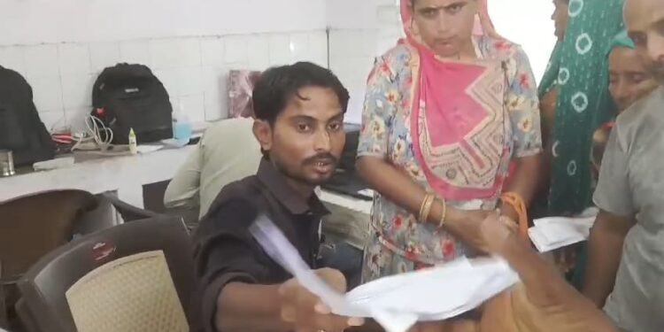 દાંતા આધાર કાર્ડ મા ઉઘાડી લૂંટ, અશરફ ખોરજીયા ને સસ્પેન્ડ કરવાની માંગ