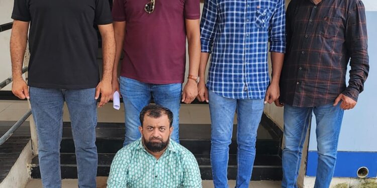 પાલીતાણા ટાઉન પોલીસ સ્ટેશનમાં દાખલ થયેલ ઇંગ્લીશ દારૂના ગુન્હામાં પકડવાના બાકી આરોપીને ઝડપી પાડતી ભાવનગર લોકલ ક્રાઇમ બ્રાન્ચ