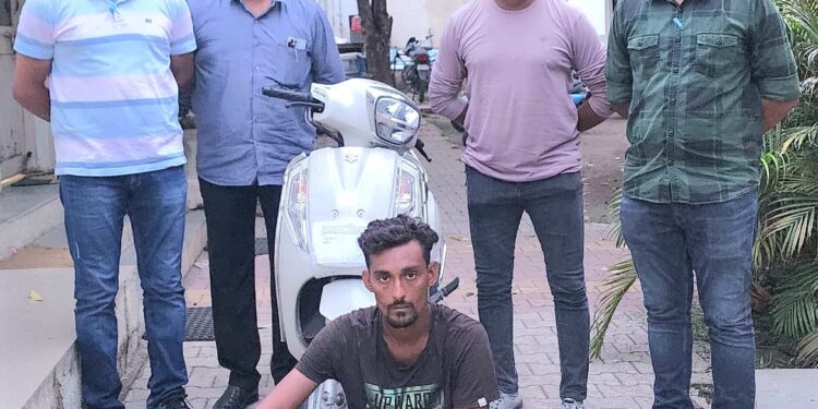 ચોરી થયેલ સ્કુટર સાથે એક ઇસમને ઝડપી પાડી વાહન ચોરીનો ગુન્હો શોધી કાઢતી ભાવનગર લોકલ ક્રાઇમ બ્રાન્ચ