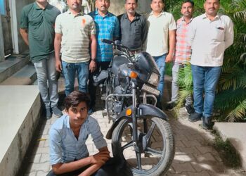 તળાજાના પાદરી (ગો) વાડી વિસ્તાર માંથી ચોરી થયેલ મોટર સાયકલ સાથે એક ઇસમને ઝડપી પાડી વાહન ચોરીનો ગુન્હો શોધી કાઢતી ભાવનગર લોકલ ક્રાઇમ બ્રાન્ચ