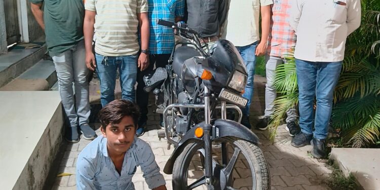 તળાજાના પાદરી (ગો) વાડી વિસ્તાર માંથી ચોરી થયેલ મોટર સાયકલ સાથે એક ઇસમને ઝડપી પાડી વાહન ચોરીનો ગુન્હો શોધી કાઢતી ભાવનગર લોકલ ક્રાઇમ બ્રાન્ચ