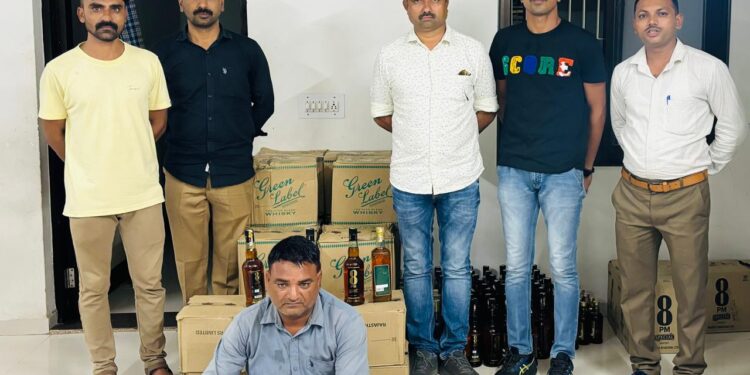 ભારતીય બનાવટની ઇંગ્લીશ દારૂની અલગ-અલગ કંપનીની નાની-મોટી બોટલો નંગ-૪૬૨ કિ.રૂ.૧,૮૬,૩૭૦/-સહિત કુલ કિ.રૂ.૩,૩૯,૩૭૦/-ના મુદ્દામાલ સાથે એક ઇસમને ઝડપી પાડતી ભાવનગર, લોકલ ક્રાઇમ બ્રાન્ચ તથા પેરોલ ફર્લો સ્કવોડ