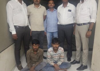 ભાવનગર શહેર, પાલનપુર તથા સુરત શહેરમાં દાખલ થયેલ ઘરફોડ ચોરીઓના આરોપીઓને સોના ચાંદીના દાગીના, મોબાઈલ ફોન અને રોકડા રુપિયા સહીત કુલ કિં.રૂ.૪,૫૯,૮૦૦/-ના મુદ્દામાલ સાથે ઝડપી લેતી ભાવનગર, એલ.સી.બી તથા પેરોલ ફર્લો સ્કવોડ