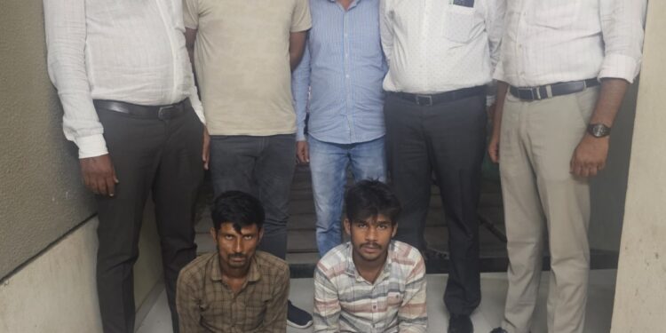 ભાવનગર શહેર, પાલનપુર તથા સુરત શહેરમાં દાખલ થયેલ ઘરફોડ ચોરીઓના આરોપીઓને સોના ચાંદીના દાગીના, મોબાઈલ ફોન અને રોકડા રુપિયા સહીત કુલ કિં.રૂ.૪,૫૯,૮૦૦/-ના મુદ્દામાલ સાથે ઝડપી લેતી ભાવનગર, એલ.સી.બી તથા પેરોલ ફર્લો સ્કવોડ