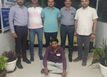 ઇંગ્લીશ દારૂના ગુન્હામાં વેળાવદર પોલીસ સ્ટેશનમાં દાખલ થયેલ ફરીયાદમાં નાસતા-ફરતાં આરોપીને ઝડપી લેતી ભાવનગર લોકલ ક્રાઇમ બ્રાન્ચ તથા પેરોલ ફર્લો સ્કવોડ