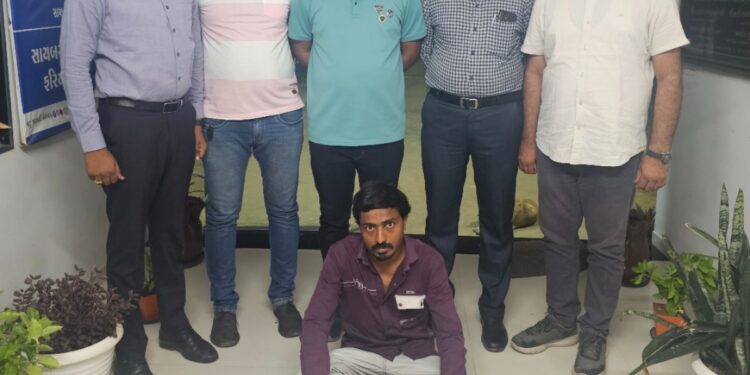 ઇંગ્લીશ દારૂના ગુન્હામાં વેળાવદર પોલીસ સ્ટેશનમાં દાખલ થયેલ ફરીયાદમાં નાસતા-ફરતાં આરોપીને ઝડપી લેતી ભાવનગર લોકલ ક્રાઇમ બ્રાન્ચ તથા પેરોલ ફર્લો સ્કવોડ