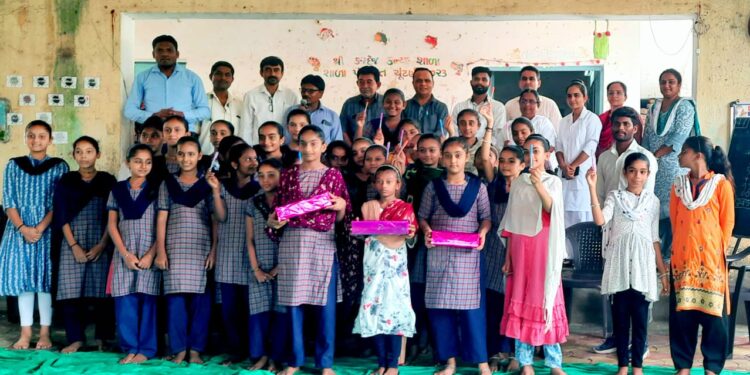 ભાવનગરના કરદેજ કન્યા શાળાની વિદ્યાર્થિનીઓને ઉંડવી પ્રાથમિક આરોગ્ય કેન્દ્ર આરોગ્યલક્ષી કામગીરી બદલ પ્રોત્સાહિત કરાયા