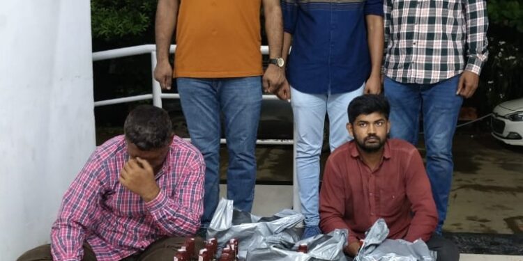 ભારતીય બનાવટનાં પરપ્રાંત ઇંગ્લીશ દારૂની અલગ-અલગ બ્રાન્ડની બોટલ નંગ-૯૬ કિ.રૂ.૪૫,૬૦૦/- સહિત કુલ કિ.રૂ.૩,૫૫,૬૦૦/-ના મુદ્દામાલ સાથે બે ઇસમોને ઝડપી પાડતી ભાવનગર લોકલ ક્રાઇમ બ્રાન્ચ