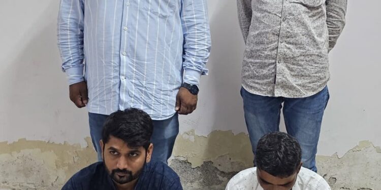 રોકડ રૂ.૨૧,૫૦૦/-સહિત કુલ રૂ.૨૬,૫૦૦/- ના મુદ્દામાલ સાથે ક્રિકેટ સટ્ટાનો જુગાર રમતાં બે ઇસમોને ઝડપી પાડતી ભાવનગર લોકલ ક્રાઇમ બ્રાન્ચ