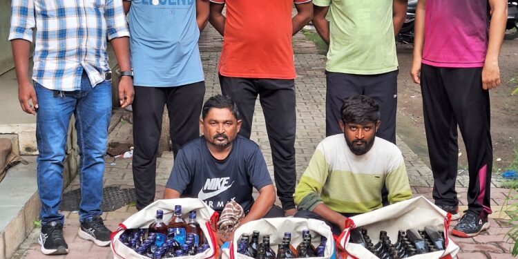 ભાવનગર લોકલ ક્રાઇમ બ્રાન્ચ નો સપાટો ભારતીય બનાવટનાં પરપ્રાંત ઇંગ્લીશ દારૂની અલગ-અલગ બ્રાન્ડની બોટલ નંગ-૧૦૮ સાથે બે માણસોને ઝડપી લીધાં .