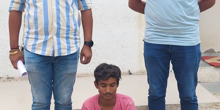 ચોરી થયેલ મોબાઇલ ફોન કિ.રૂ.૧૦,૦૦૦/-ના મુદ્દામાલ સાથે એક ઇસમને ઝડપી ચોરીનો ગુન્હો શોધી કાઢતી ભાવનગર લોકલ ક્રાઇમ બ્રાન્ચ