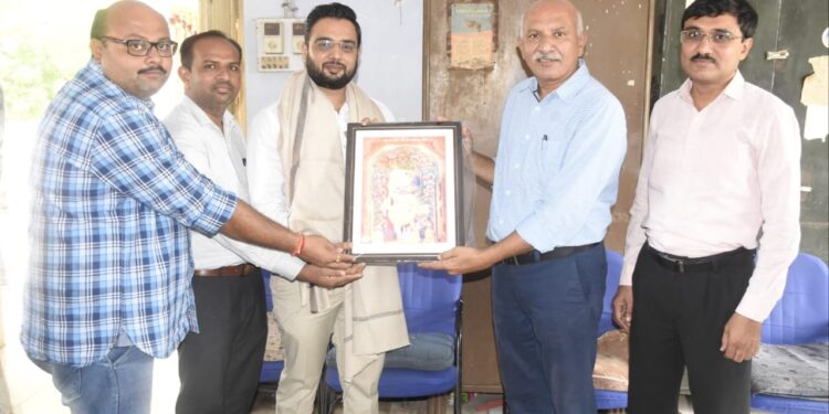 ભાવનગર જિલ્લા માહિતી કચેરીના નાયબ માહિતી નિયામકશ્રી ચિંતન રાવલની બદલી થતાં વિદાય સમારંભ અને નવા ઇન્ચાર્જ માહિતી નિયામકશ્રી શ્રી આર.એસ.ચૌહાણનો સત્કાર સમારંભ યોજાયો