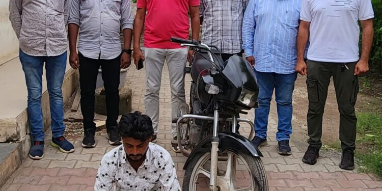 ચોરી થયેલ મોટર સાયકલ કિ.રૂ.૩૦,૦૦૦/-ના મુદ્દામાલ સાથે એક ઇસમને ઝડપી ચોરીનો ગુન્હો શોધી કાઢતી ભાવનગર લોકલ ક્રાઇમ બ્રાન્ચ