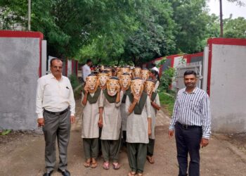 નેસવડ સરકારી માધ્યમિક શાળાના ૬૨ જેટલાં વિદ્યાર્થીઓએ સિંહના મોહરા પહેરી ‘વિશ્વ સિંહ દિવસ’ની અનોખી રીતે કરી ઉજવણી