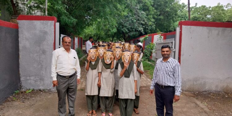 નેસવડ સરકારી માધ્યમિક શાળાના ૬૨ જેટલાં વિદ્યાર્થીઓએ સિંહના મોહરા પહેરી ‘વિશ્વ સિંહ દિવસ’ની અનોખી રીતે કરી ઉજવણી