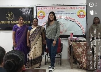 શ્રી હાલોલ મહાજન ઉચ્ચ શિક્ષણ મંડળ સંચાલિત   એમ .એન્ડ વી. આર્ટ્સ એન્ડ કોમર્સ   કોલેજ હાલોલમાં કાર્યરત CWDC  અંતર્ગત Makeup: Basic Makeup Knowledge and Types Skin Knowledge   વિષય પર બે દિવસીય વર્કશોપનું આયોજન કરવામાં આવ્યું હતું.જેમાં માર્ગદર્શક શિવાંગિની  રાજપૂતે હાલોલ કોલેજની   વિદ્યાર્થિની બહેનોને સેલ્ફ  મેકઅપ વિશે ગહન જ્ઞાન  થિયરી અને પ્રેક્ટિકલ સાથે આપ્યું હતું.