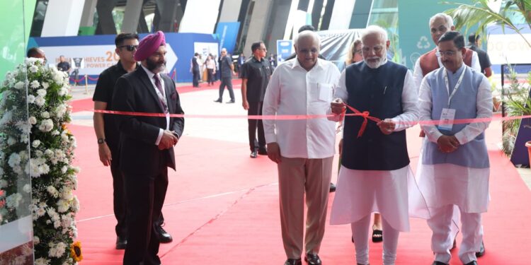 પીએમ મોદીની પ્રેરક ઉપસ્થિતિમાં ગાંધીનગરના  ખાતે ‘RE-INVEST-2024’ સમિટ ઍન્ડ એક્ષ્પોનો શાનદાર પ્રારંભ