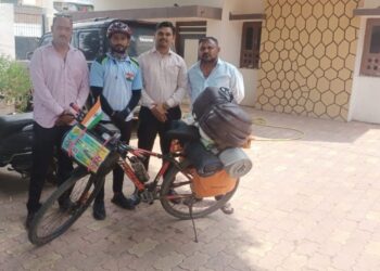 ભારત પરિભ્રમણ કરવાં સાયકલ યાત્રા પર નિકળ્યો સોમનાથના તાલાલાનો બોરવાવ( ગીર) ગામનો ભાવેશ સાંખટ. ૧૨માં દિવસે ભાવનગર આવી પહોંચતાં ભાવનગરનાં નવ યુવાનોએ સ્વાગત કર્યું