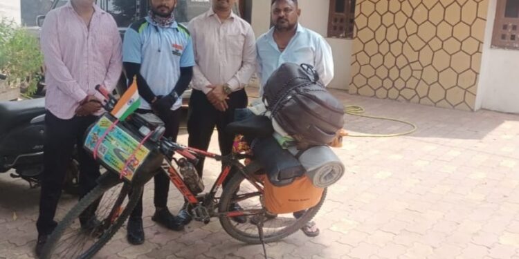 ભારત પરિભ્રમણ કરવાં સાયકલ યાત્રા પર નિકળ્યો સોમનાથના તાલાલાનો બોરવાવ( ગીર) ગામનો ભાવેશ સાંખટ. ૧૨માં દિવસે ભાવનગર આવી પહોંચતાં ભાવનગરનાં નવ યુવાનોએ સ્વાગત કર્યું