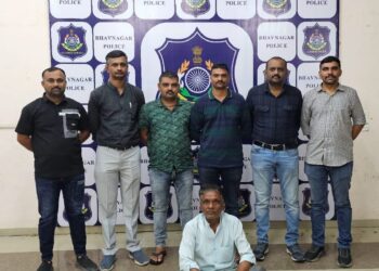 શિહોર પોલીસ સ્ટેશનમાં દાખલ થયેલ હત્યાના ગુન્હાના અને રૂ.૧૦,૦૦૦/-નું જાહેર થયેલ ઇનામવાળા છેલ્લાં ૨૨ વર્ષથી નાસતાં-ફરતાં આરોપીને ઝડપી પાડતી ભાવનગર લોકલ ક્રાઇમ બ્રાન્ચ