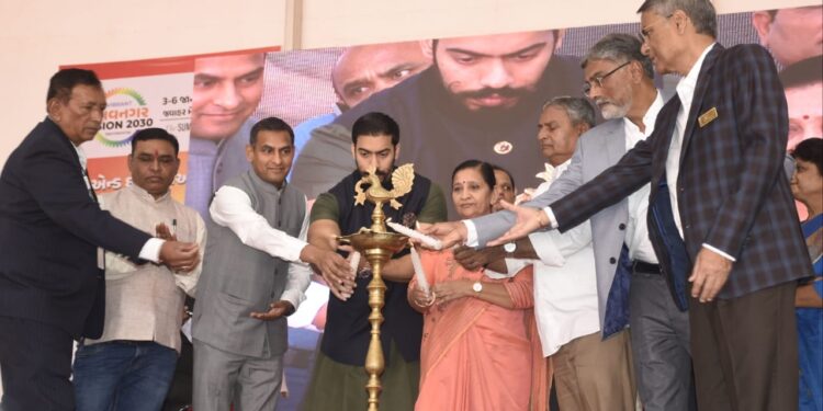 કેન્દ્રિય રાજ્ય મંત્રી શ્રીમતી નિમુબેન બાંભણીયાનાં હસ્તે ભાવનગરના જવાહર મેદાન ખાતે વાઈબ્રન્ટ ભાવનગર વિઝન-૨૦૩૦ ટ્રેડ એન્ડ ઈન્ડસ્ટ્રીઅલ એક્સ્પોનો શુભારંભ.